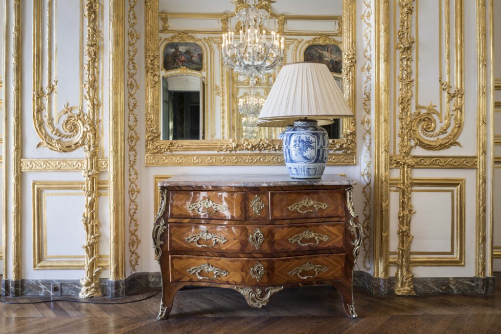 Louis XV Commode Louis XV Commode